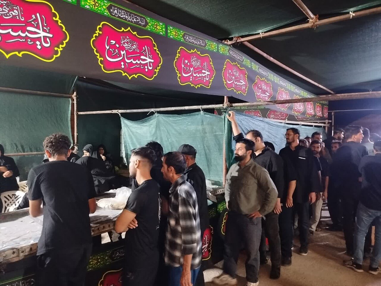 فعالیت 700 نفر از روستاییان برزک در هفت روز خدمترسانی/پذیرایی روستائیان بخش برزک از 70 هزار زائر+تصاویر و فیلم