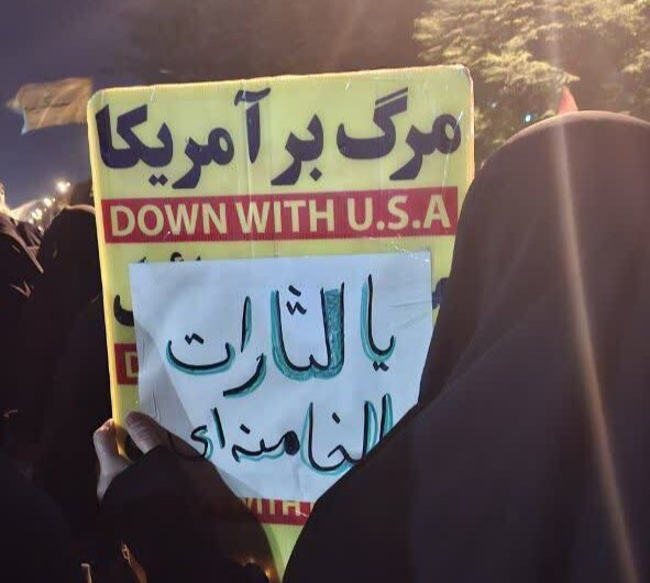 تصاویر/ برافراشتن پرچم یا لثارات الخامنه ای در اجتماع شبانه مسجد المهدی (ع) نبرد جنوبی تهران