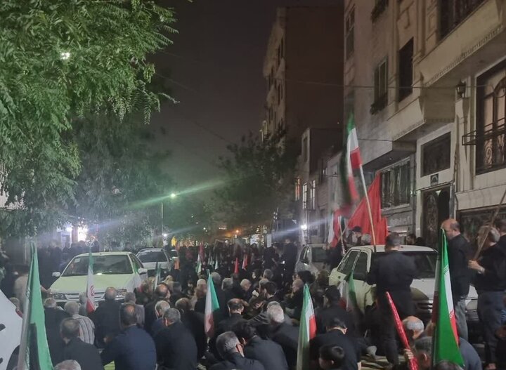 تصاویر/ برافراشتن پرچم یا لثارات الخامنه ای در اجتماع شبانه مسجد المهدی (ع) نبرد جنوبی تهران