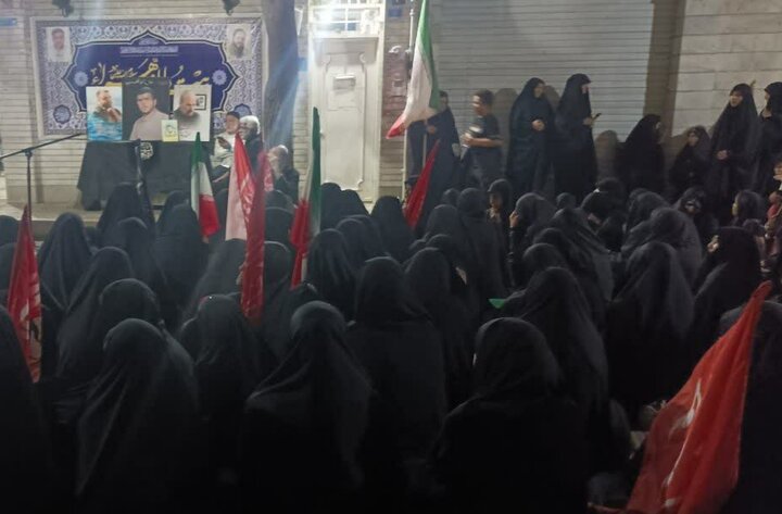 تصاویر/ برافراشتن پرچم یا لثارات الخامنه ای در اجتماع شبانه مسجد المهدی (ع) نبرد جنوبی تهران