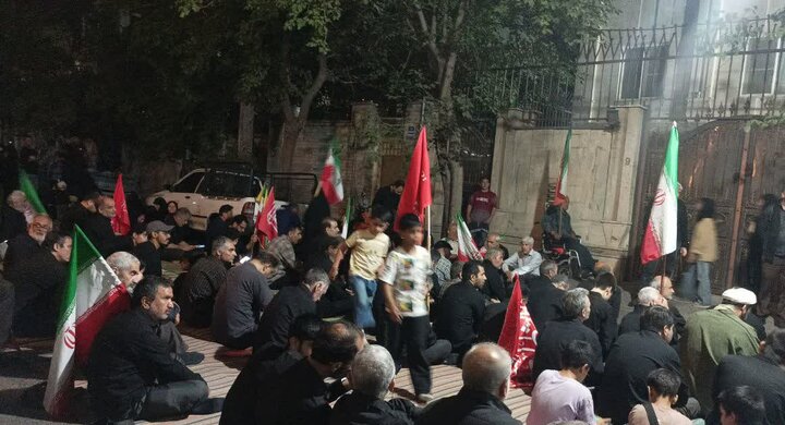 تصاویر/ برافراشتن پرچم یا لثارات الخامنه ای در اجتماع شبانه مسجد المهدی (ع) نبرد جنوبی تهران