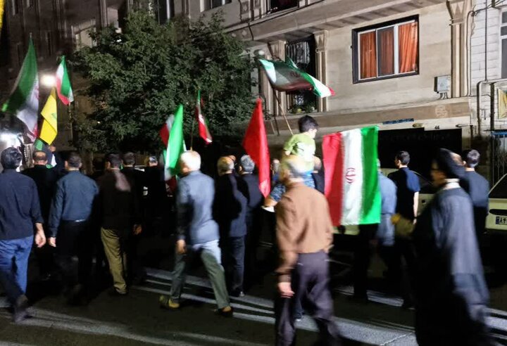 تصاویر/ برافراشتن پرچم یا لثارات الخامنه ای در اجتماع شبانه مسجد المهدی (ع) نبرد جنوبی تهران