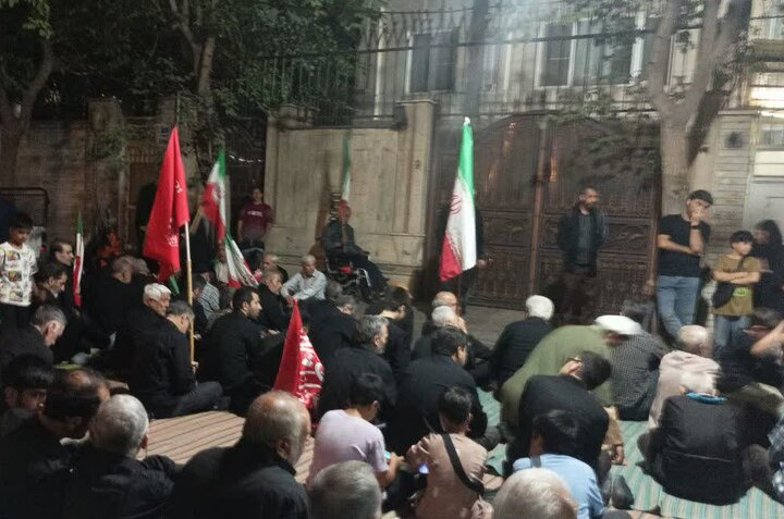 تصاویر/ برافراشتن پرچم یا لثارات الخامنه ای در اجتماع شبانه مسجد المهدی (ع) نبرد جنوبی تهران
