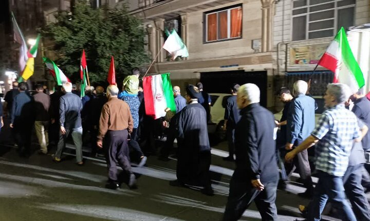 تصاویر/ برافراشتن پرچم یا لثارات الخامنه ای در اجتماع شبانه مسجد المهدی (ع) نبرد جنوبی تهران