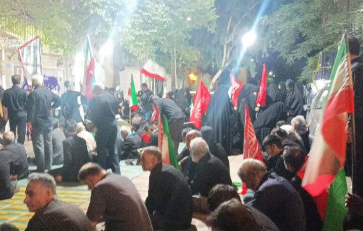 تصاویر/ برافراشتن پرچم یا لثارات الخامنه ای در اجتماع شبانه مسجد المهدی (ع) نبرد جنوبی تهران