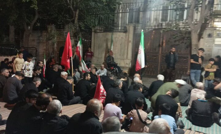 تصاویر/ برافراشتن پرچم یا لثارات الخامنه ای در اجتماع شبانه مسجد المهدی (ع) نبرد جنوبی تهران