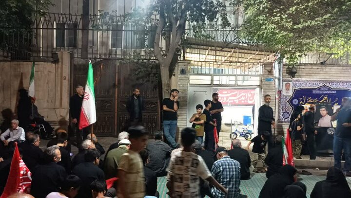 تصاویر/ برافراشتن پرچم یا لثارات الخامنه ای در اجتماع شبانه مسجد المهدی (ع) نبرد جنوبی تهران