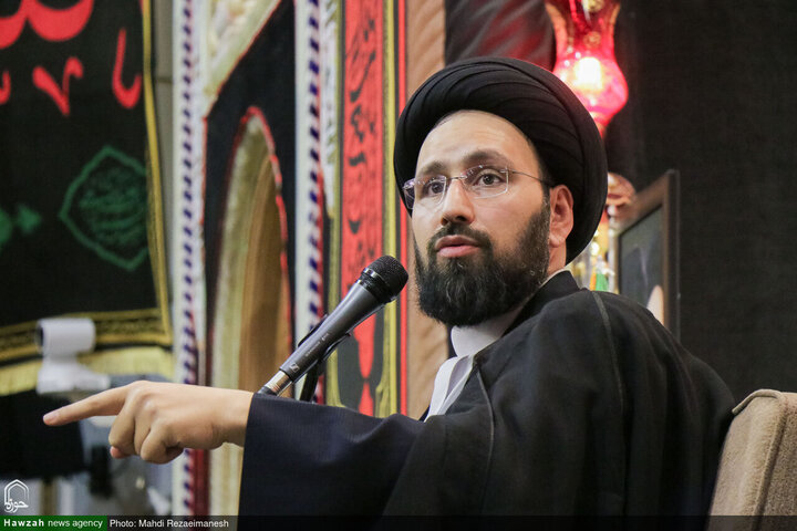 إقامة مراسم تأبين قائد الثورة الإسلامية الشهيد في حرم السيدة فاطمة المعصومة (عليها السلام) برعاية مكتب نجله القائد آية الله السيد مجتبى الخامنئي