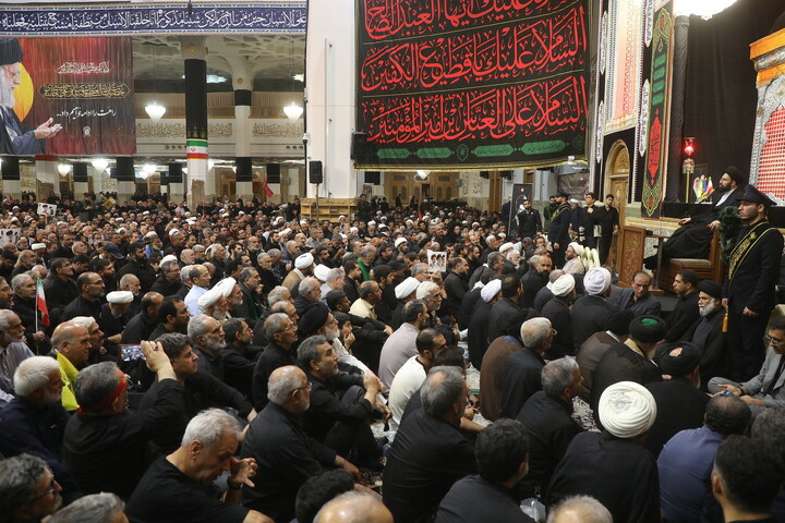 تصاویر/ حضوز پر شور اقشار مختلف مردم در مراسم بزرگداشت قائد شهید اُمت آیت‌ الله العظمی امام خامنه‌ای(ره) از طرف رهبر معظم انقلاب در حرم حضرت معصومه (س)