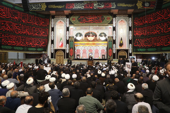 تصاویر/ حضوز پر شور اقشار مختلف مردم در مراسم بزرگداشت قائد شهید اُمت آیت‌ الله العظمی امام خامنه‌ای(ره) از طرف رهبر معظم انقلاب در حرم حضرت معصومه (س)