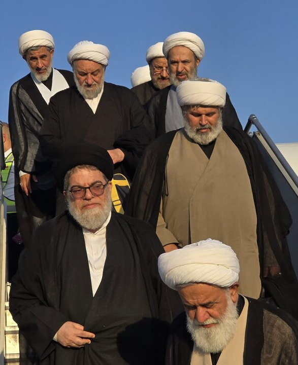 تصاویر/ ادای احترام جمعی از علمای قم به محل شهادت حاج قاسم در بد ورود به عراق