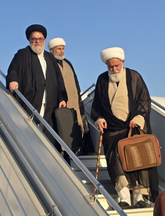 تصاویر/ ادای احترام جمعی از علمای قم به محل شهادت حاج قاسم در بد ورود به عراق