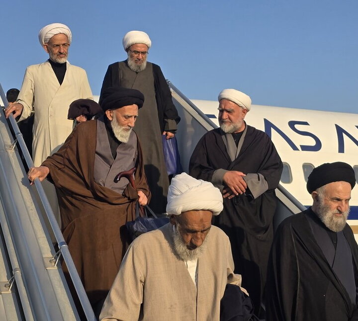 تصاویر/ ادای احترام جمعی از علمای قم به محل شهادت حاج قاسم در بد ورود به عراق