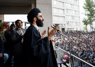 آیت‌الله خامنه‌ای؛ حلقه وصل نخبگان فکری و عملی