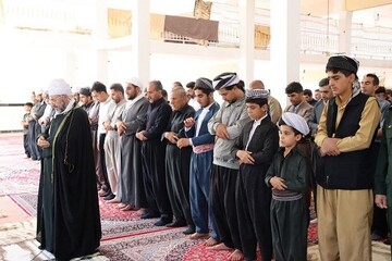 اقامه نماز غیابی رهبر شهید در مسجد جامع جوانرود+عکس