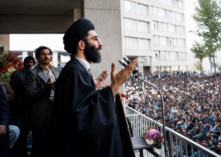 آیت‌الله خامنه‌ای؛ حلقه وصل نخبگان فکری و عملی
