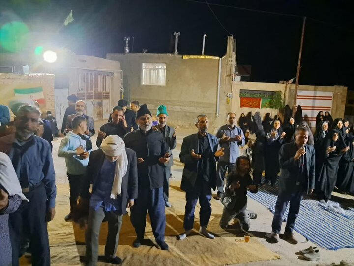 اهالی مسجدی که صد و سی و سه شب در میدان حضور دارند
