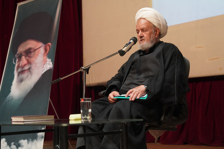 تصاویر / مراسم گرامیداشت قائد شهید امت با حضور اساتید ،طلاب ،وائمه جمعه وجماعات در قزوین