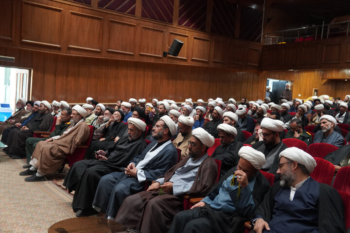 تصاویر / مراسم گرامیداشت قائد شهید امت با حضور اساتید ،طلاب ،وائمه جمعه وجماعات در قزوین عکاس -مهدی نادری