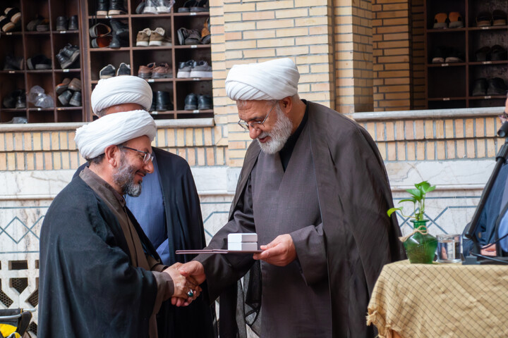 تصاویر/ مدیر حوزه علمیه خراسان  از مدیر کل اوقاف استان کرمان