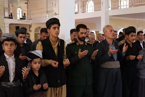 اقامه نماز غیابی رهبر شهید در مسجد جامع جوانرود+عکس