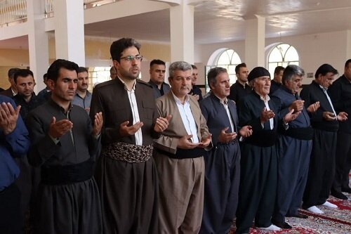 اقامه نماز غیابی رهبر شهید در مسجد جامع جوانرود+عکس
