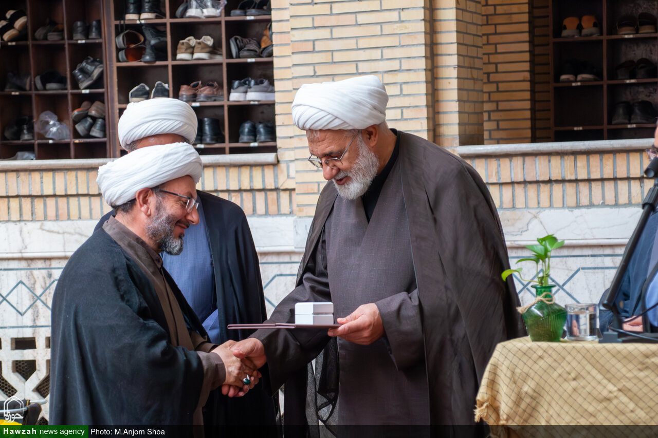 تصاویر/ تقدیر مدیر حوزه علمیه خراسان  از مدیر کل اوقاف استان کرمان