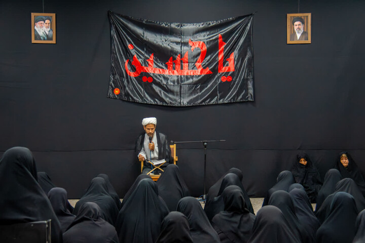 تصاویر |  اولین روز از مراسم عزاداری و روضه در رثای آقای شهیدایران در بیت امام جمعه زنجان