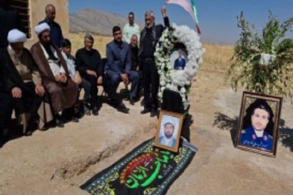 تصاویر/ حضور نماینده ولی فقیه در استان کرمانشاه و امام جمعه پاوه در کنار مزار شهید عبدی‌پور در گیلانغرب