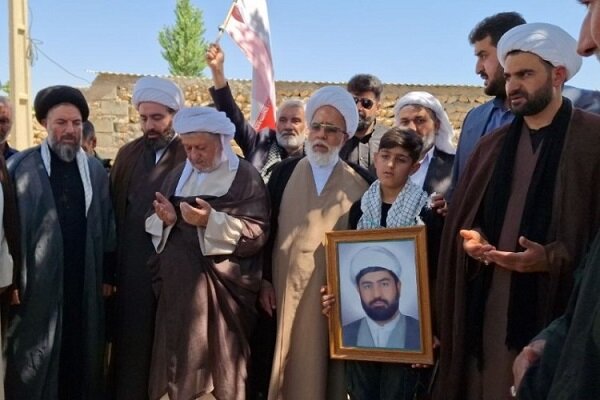 تصاویر/ حضور نماینده ولی فقیه در استان کرمانشاه و امام جمعه پاوه در کنار مزار شهید عبدی‌پور در گیلانغرب