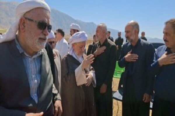 تصاویر/ حضور نماینده ولی فقیه در استان کرمانشاه و امام جمعه پاوه در کنار مزار شهید عبدی‌پور در گیلانغرب
