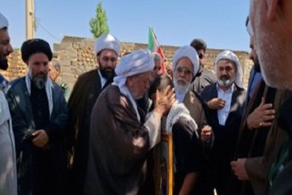 تصاویر/ حضور نماینده ولی فقیه در استان کرمانشاه و امام جمعه پاوه در کنار مزار شهید عبدی‌پور در گیلانغرب