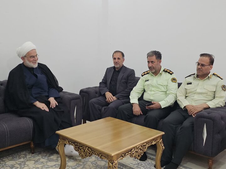 تصاویر/دیدار نماینده ولی‌فقیه در کردستان با خانواده شهیدان محمودزاده و فتحی