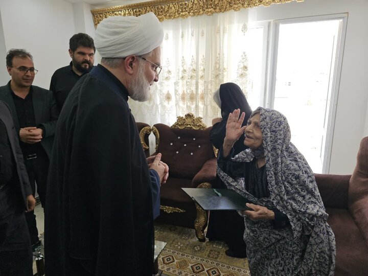 تصاویر/دیدار نماینده ولی‌فقیه در کردستان با خانواده شهیدان محمودزاده و فتحی