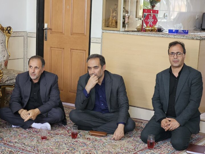 تصاویر/دیدار نماینده ولی‌فقیه در کردستان با خانواده شهیدان محمودزاده و فتحی