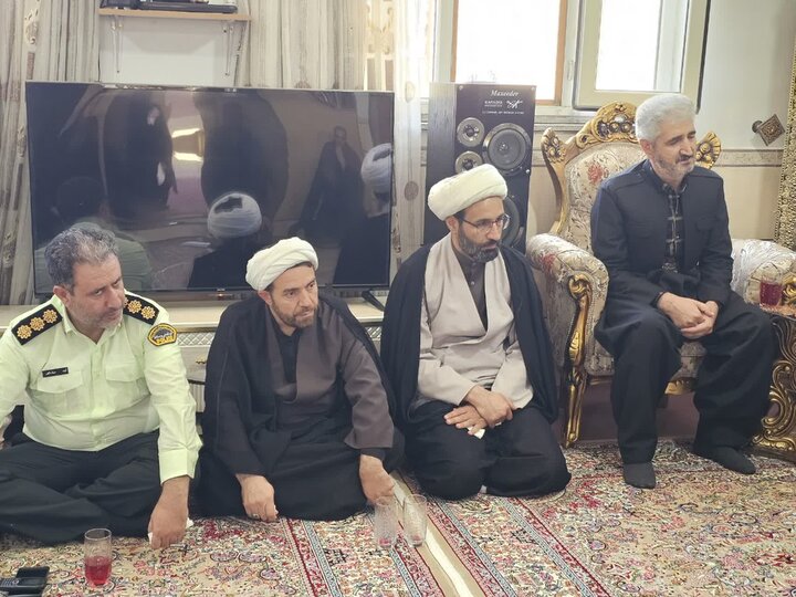 تصاویر/دیدار نماینده ولی‌فقیه در کردستان با خانواده شهیدان محمودزاده و فتحی
