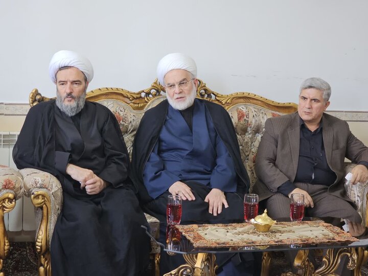 تصاویر/دیدار نماینده ولی‌فقیه در کردستان با خانواده شهیدان محمودزاده و فتحی