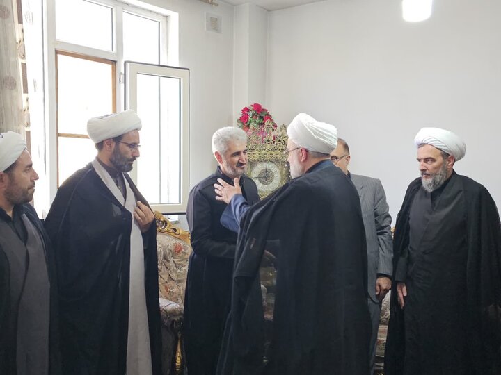 تصاویر/دیدار نماینده ولی‌فقیه در کردستان با خانواده شهیدان محمودزاده و فتحی
