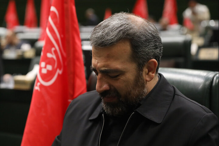 تصاویر/ خیزش نمایندگان مجلس شورای اسلامی با پرچم یالثارات حسین(ع)