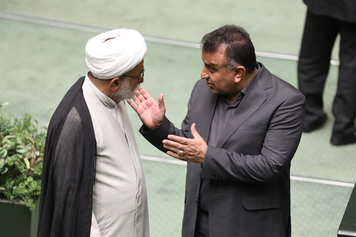 تصاویر/ خیزش نمایندگان مجلس شورای اسلامی با پرچم یالثارات حسین(ع)