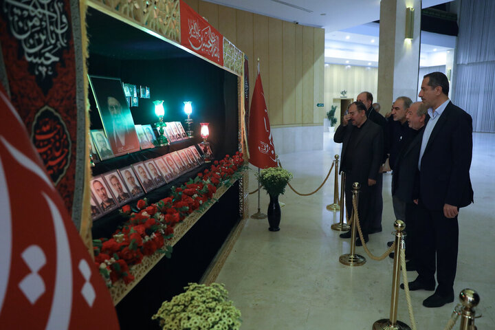 تصاویر/ خیزش نمایندگان مجلس شورای اسلامی با پرچم یالثارات حسین(ع)
