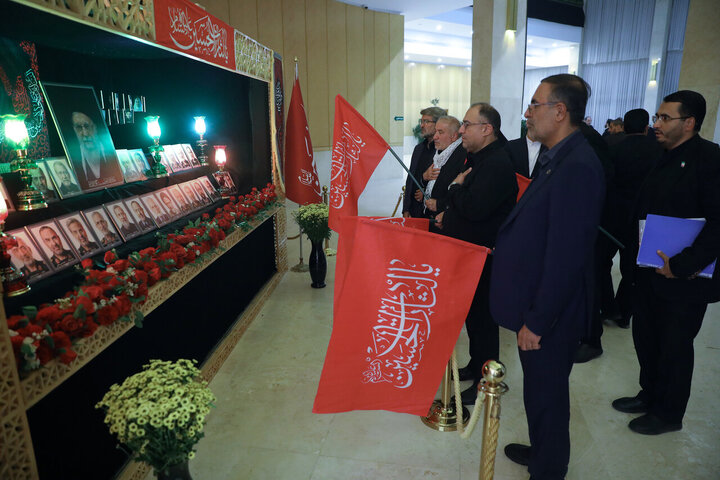 تصاویر/ خیزش نمایندگان مجلس شورای اسلامی با پرچم یالثارات حسین(ع)