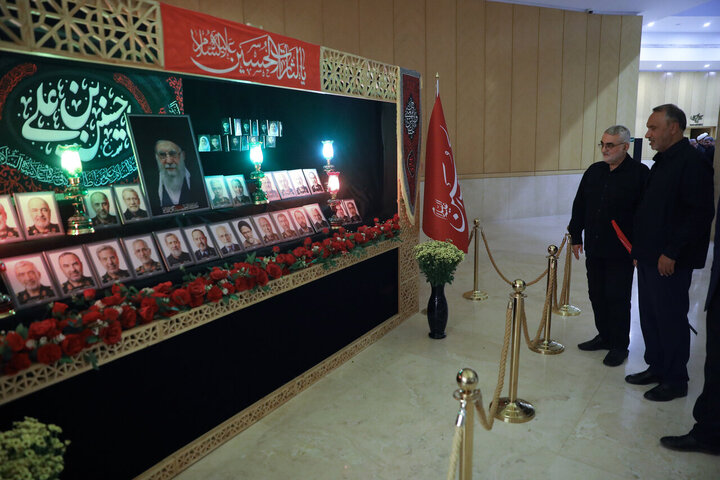 تصاویر/ خیزش نمایندگان مجلس شورای اسلامی با پرچم یالثارات حسین(ع)