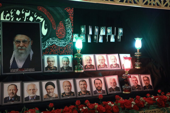 تصاویر/ خیزش نمایندگان مجلس شورای اسلامی با پرچم یالثارات حسین(ع)