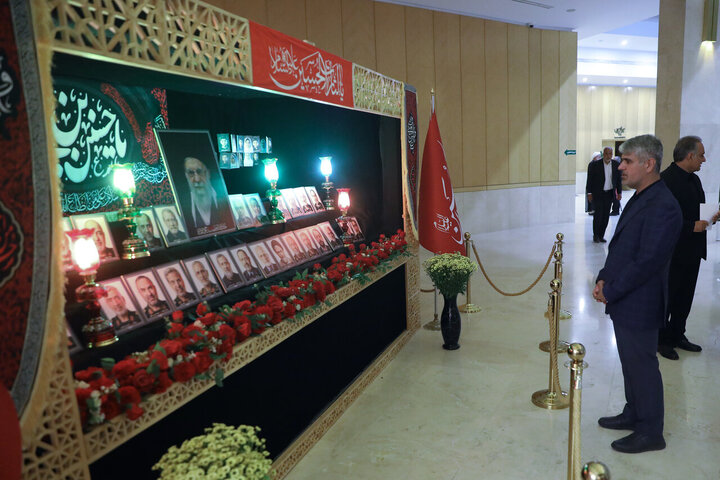 تصاویر/ خیزش نمایندگان مجلس شورای اسلامی با پرچم یالثارات حسین(ع)