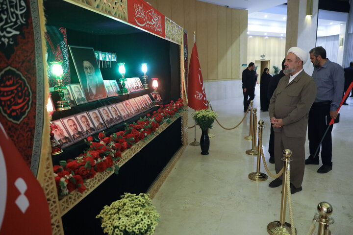 تصاویر/ خیزش نمایندگان مجلس شورای اسلامی با پرچم یالثارات حسین(ع)