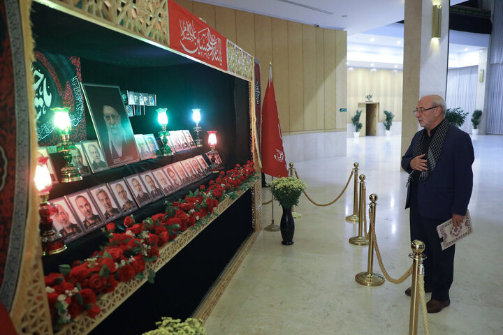 تصاویر/ خیزش نمایندگان مجلس شورای اسلامی با پرچم یالثارات حسین(ع)