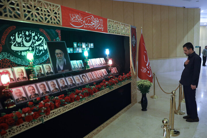 تصاویر/ خیزش نمایندگان مجلس شورای اسلامی با پرچم یالثارات حسین(ع)