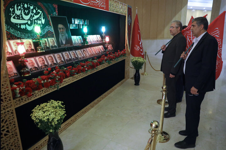 تصاویر/ خیزش نمایندگان مجلس شورای اسلامی با پرچم یالثارات حسین(ع)