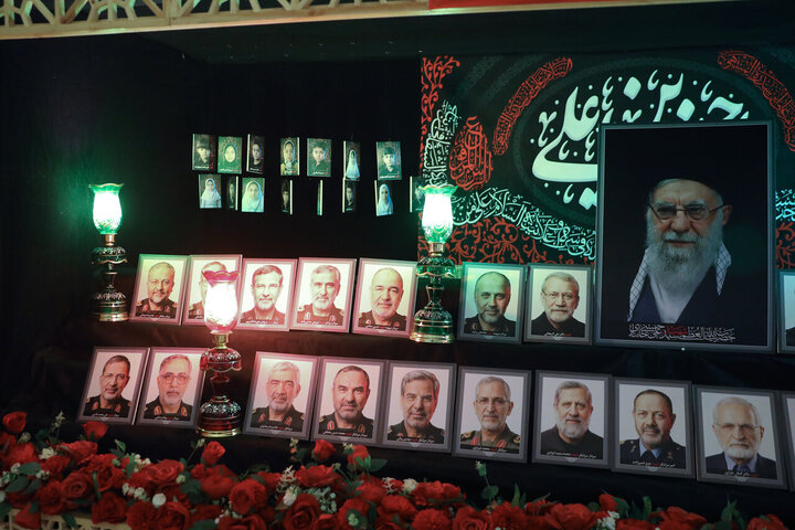 تصاویر/ خیزش نمایندگان مجلس شورای اسلامی با پرچم یالثارات حسین(ع)